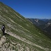 Ab dem Kreuzspitzsattel führt der Weg zuerst in einer langen, schottrigen Querung unter dem Grat zurück.<br /><br />Dalla Kreuzspitzsattel la discesa conduce in dietro in una traversata lunga e pietrosa.