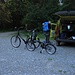 Um den 3 km langen Forststraßenhatscher zu verkürzen, haben wir heute unsere Spezial-Mountainbikes dabei. Der Heinz will heute sein Klappradl am Berg testen. Es hat den Test gut bestanden!<br /><br />Per accorciare il lungo cammino sulla strada forestale oggi abbiamo preso le nostre biciclette speciali Mountain-Bikes. Heinz oggi vuole provare la sua bici ribaltabile. È passata benissimo!