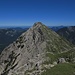 [http://f.hikr.org/files/1178937.jpg Rückblick] zum Kuchelbergspitz. Der Abstieg ist oben steil und schottrig. Wie man sieht, sollte man besser nicht ausrutschen:-)<br /><br />[http://f.hikr.org/files/1178937.jpg Retrospettiva] al Kuchelbergspitz. La salita in alto è ripida e pietrosa. Come si vede è vietato di scivolare:-)