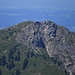 Zoom zum Hohen Straußberg vor dem Alpenvorland. Hier sieht man einen Teil des Aufstiegswegs.<br /><br />Zoomata all`Hoher Straußberg davanti alla pianura. Qui si vede una parte della salita.