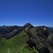 In leichtem Auf und Ab geht es weiter zum Kuchelbergkopf<br /><br />Il sentiero conduce in avanti in saliscendi al Kuchelbergkopf