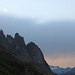 Salbitschijen, dahinter Regen im Gotthardgebiet