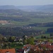 Im Vordergrund der Ort Hohenstaufen, dahinter Burg Staufeneck und Geislingen an der Steige