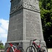 das Denkmal auf Lueg - mit zwei rassigen Bikes