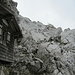 Babenstuberhütte (Notunterstand) und Gipfelkreuz des Ellmauer Halt 2344 m