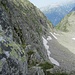 weil man gerade nach unten kaum fotografieren kann, hier exemplarisch die Steilheit der Flanke, durch die man runter müsste, hinten der Passo dei Chent (2224 m)