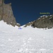 Etwas unterhalb vom Sattel 2840m Skidepot, bei genug Schnee ist der weitere Fuss aufstieg gut zu bewältigen, Pickel und Steigeisen gehören aber dazu. Vom Skidepot hoch zum Sattel sind einige Spalten im Schnee zu erkennen. Leichter Fuss aufstieg auf den Gipfel.