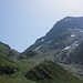 Klein und links etwas höher als die Fuorcla da Lavaz begrüsst die schöne Medelser-Hütte.