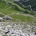 Steiles, schrofiges Abstiegsgelände hinunter zum Steinjöchl