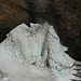 La formazione di ghiaccio sotto la cascata...
