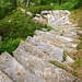 Treppenanlagen unterhalb Arnau mit riesigen Steinplatten...