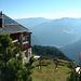 Die Gamshütte (1916m) ist erreicht - sehr schöne Aussicht, hier z.B. nach Norden in das Zillertal, tief drunten ist ansatzweise Mayrhofen zu erkennen.
