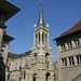 Die 1858 bis 1864 als erste katholische Kirche der Stadt Bern erbaute christkatholische Kirche Sankt Peter und Paul liegt direkt neben dem Rathaus.