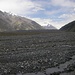 Noch einmal ein Blick das Inylchek Tal hinauf, das graue Schuttband ist wieder der Gletscher.