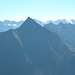 Eindrucksvoll die dunkle Pyramide des Tristner; hier kann man einen Großteil des Anstiegs über den Grat vom Wandeck (rechts unten) über die langen Wiesen- und Schrofenhänge verfolgen. Der zerklüftete Floitenkamm zieht nach rechts zum Gigalitz; die Firngipfel im Hintergrund sind Grundschartner (3065m), Roßwandspitze (3157m), Stangenspitzen (3225m) und Wollbachspitze (3194m) - bei dieser Zuordnung bin ich mir allerdings nicht hundertprozentig sicher....