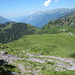 der Weg führt rechts leicht unterhalb der Alp Ängi vorbei, wechselt auf die andere Hangseite, dann zum Steinstossfurggeli und weiter den Grat entlang zum Franzenhorn