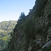 Exponiertes Wegstück in der Gegend von Cima de Nomnom am Sentiero Alpino. Oben Lynx beim Abstieg. Unten am Fels eine Wegmarkierung.