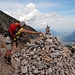 Jeder Besucher der Alpspitze legt einen Stein drauf und am Ende der Saison kommt der Bagger.