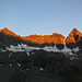 Links das Silvrettahorn, rechts unauffällig die Schneeglocke, direkt rechts davon markant die Schattenspitze (dazwischen eine schneegefüllte Rinne).