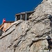 Die massiv gegen Steinschlag verbaute Oberaarjochhütte
