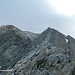 Der Föhnsturm "tobt" um den Gipfel - der Weg führt ziemlich genau entlang des Felsgrates zum Gipfel des Hochfeiler