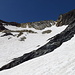 beim Felsriegel wird wieder ins Tal/Firnfeld gewechselt und auf diesem hochsteigen. Eine mögliche Route verläuft durch das schmale Schneecouloir ganz rechts zum Gipfelgrat (ich habe diesen als Abstieg gewählt).
Den Aufsteige wählte ich im oberen Teil des Firnfeldes links haltend auf den Grat (der Grat ist dort dunkel)