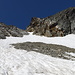 in der Bildmitte das besagte Couloir (meine Abstiegsroute), dies ist jedoch relativ steil.
Nach der Schuttinsel bin ich nach links ausgewichen und dort auf den Grat gestiegen.
