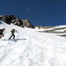 Unser "Sherpa" führt uns über besten Trittfirn sicher zur Gratscharte hoch 