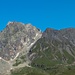 Auf der anderen Talseite kann man deutlich die Grenze zwischen der kletterfreundlichen Dent-Blanche-Decke links ([http://de.wikipedia.org/wiki/Dent_Blanche mehr Informationen]), die etwa auch Zinalrothorn und Matterhorn umfasst, und brüchigem Gestein rechts erkennen.