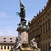 Der [http://www.wuerzburgwiki.de/wiki/Frankoniabrunnen Frankoniabrunnen] am Ehrenhof der Residenz<br />Die 2 Figuren:<br />links - Tilman Riemenschneider, berühmter  Würzburger Bildhauer; <br />rechts - Matthias Grünewald , berühmter in Würzburg geborener Maler