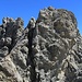 [u Tobi] im Aufstieg zum ersten Gipfel der Las Trais Fluors.