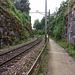 Der Felsenweg führt entlang der alten Nationalbahnlinie, die nur noch von Güterzügen verwendet wird. Das Quartier ist akustisch abgehärtet ;-)
