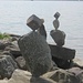 Um die Steine ins Gleichgewicht zu bringen braucht es eine ruhige Hand. [http://de.wikipedia.org/wiki/Josef_B%C3%B6gle Er] baut jeden Tag seine Steine an der Hafenmole bei uns auf. 
