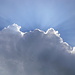 Sonne kämpft gegen Wolke