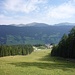 Unsinnigerweise mühen wir uns von der Haunoldhütte aus die steile Schipiste herauf - rechts und auch links außerhalb des Bildes würden markierte Wanderwege einen weniger anstrengenden Anstieg ermöglichen.