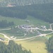 Tief drunten liegt - durch den Dunst des heutigen Tages verschleiert - die Haunoldhütte. Für Familien mit kleinen Kindern ist dort gut sein (reichhaltiges Spielplatz-Angebot), große Kinder können mit der Sommerrodelbahn (entlang des Sesselliftes zu erkennen) hinunter düsen nach Innichen.