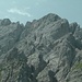 Das Kreuz des Gantkofel-Nordgipfels (2614 m) ist schon lange zu sehen. Links der etwas höhere Mittel- (2692 m) und Südgipfel (2697 m, nur zu erahnen).