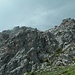 Hier ist Schluß mit lustig - etwa 350 m  höher ist zwar das Kreuz des Gantkofel-Nordgipfels zu erkennen, aber das Gelände wird unübersichtlich und schwieriger.