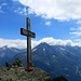 Hart erarbeitet: das Gipfelkreuz mit Blitzableiter des [peak4394 Ruchälplistock]
