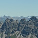 Steingrubenkogel und Schlicker Zinnen links davon, dahinter unsicher identifizierte Zillertaler Berge