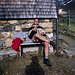 Sven beim Bier vor der Edmund-Graf-Hütte.  