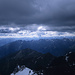 Blick vom Gipfel des Hohen Rifflers nach Süden. Oben weht ein starker Wind. Zusammen mit der dunklen Bewölkung ist der Aufenthalt recht ungemütlich.