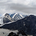 Der Piz Bernina, oben in den Wolken, aber (was man nicht so oft sieht) mit Draufsicht auf den Biancograt. Meist wird er im Profil fotografiert.