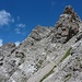 In der Bildmitte in blau - zwei Bergsteiger im schrägen Abstiegsband