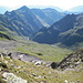 Lo sbocco del canalino (in basso verso destra) che sovrasta l'Alpe di Andolla, sovrastata a sua volta, dall'altra parte, dal Montalto