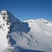 Blick vom Vorab Pign (2897m) hinüber zum Bündner Vorab (3028,0m). Rechts über dem Skigebiet ist auch der flache Glarner Vorab (3018m) zu sehen.