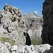 Kurz vor dem Ziel ermöglicht ein Felsspalt einen guten Blick über das Chedultal hinüber zu den Puezspitzen .....