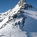 In der Lücke P.2827m unter dem Bündner Vorab-Ostgrat. Die Grattour zum Gipfel des Bündner Vorab (3028,0m) verläuft stets mit toller Aussicht ins Skigebiet.
