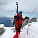 Ski aufgebunden am Rucksack, folgt der Abstieg über den Westgrat