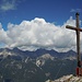 Das Kreuz der Lichtspitze samt massiver Mütze gegen die Hornbachkette